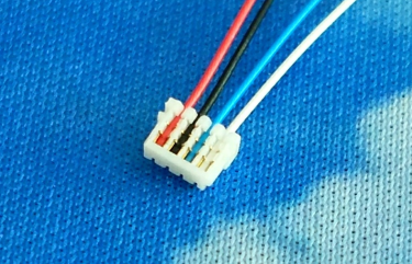 该产品是世界首创 0.8mm 间距的压接电路板对电线连接用
连接器。